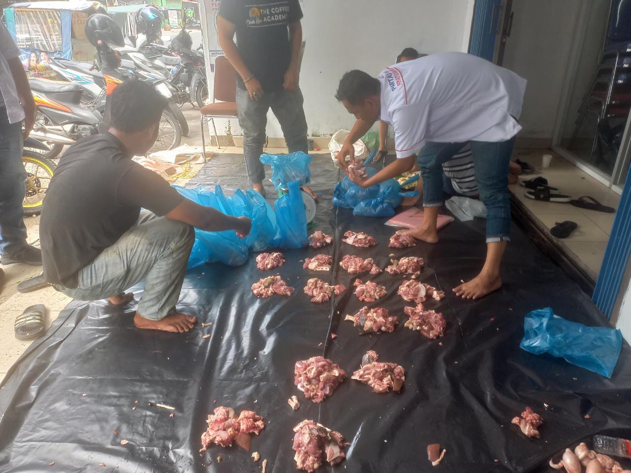 Bagikan Paket Daging Kurban, Partai Perindo Medan: Semoga Jangkauan Kita Semakin Luas     