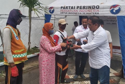 Partai Perindo Jawa Timur Bagikan Paket Daging Kurban untuk Warga
