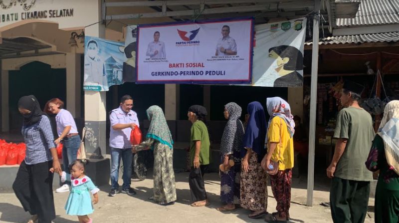 Gerkindo Bagikan Sembako untuk Ratusan Warga Desa Cibatu Cikarang Bekasi