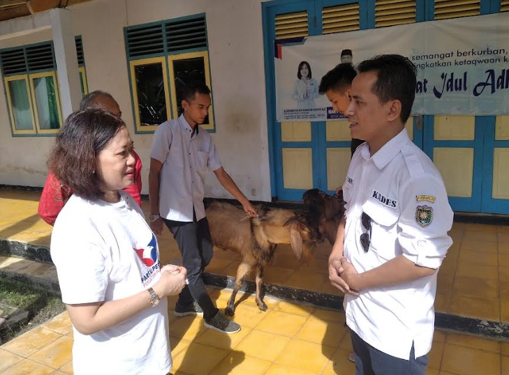 Ketua DPP Partai Perindo Beri Bantuan Hewan Kurban untuk Warga Hulosobo Purworejo