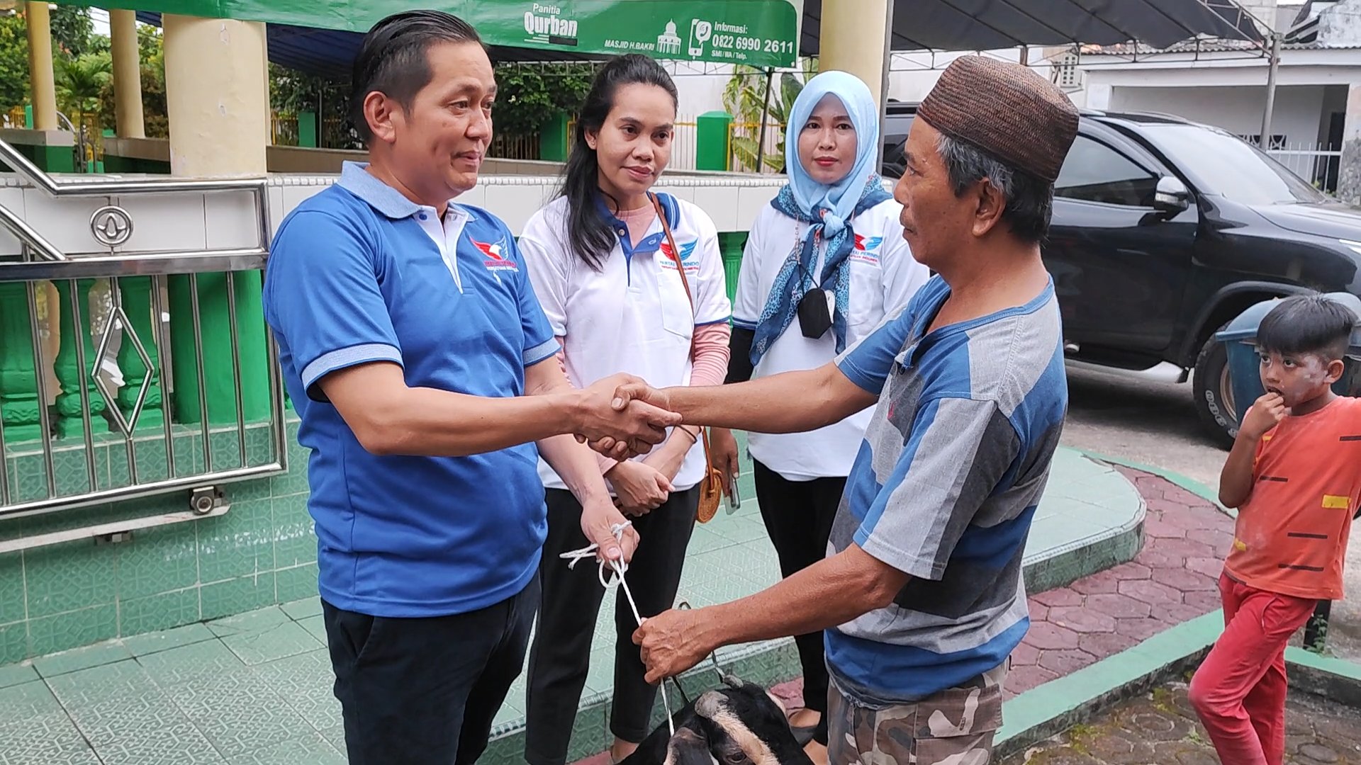 Terima Hewan Kurban, Warga: Semoga Partai Perindo Selalu Tegak