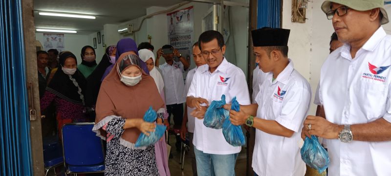 Warga Antusias Terima Pembagian Daging Kurban Partai Perindo di Medan