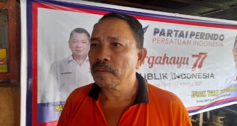 Dapat Bantuan Dari Partai Perindo, Pedagang Ini Tak Bisa Menyembunyikan Kegembiraannya