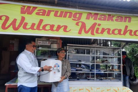 Full Senyum! Senang Dapat Bantuan Dipenser, Ibu Pelaku UMKM di Manado Berharap Partai Perindo Maju