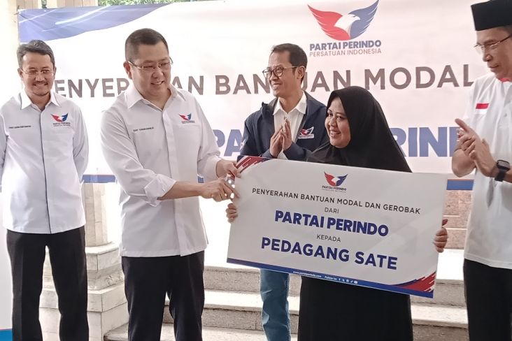 Partai Perindo Serahkan Gerobak dan Modal Usaha, Pedagang: Terima Kasih Bapak Hary Tanoesoedibjo 