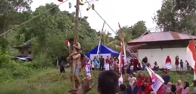 Partai Perindo Sulbar Gelar Lomba Panjat Pinang Meriahkan HUT ke-77 RI, Warga Antusias