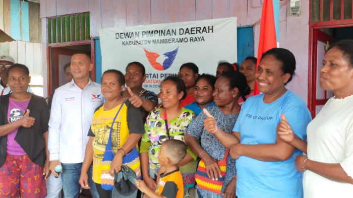 Partai Perindo Mamberamo Raya Bagikan 30 Etalase Gerobak kepada Mama-Mama Papua Pedagang Buah Pinang