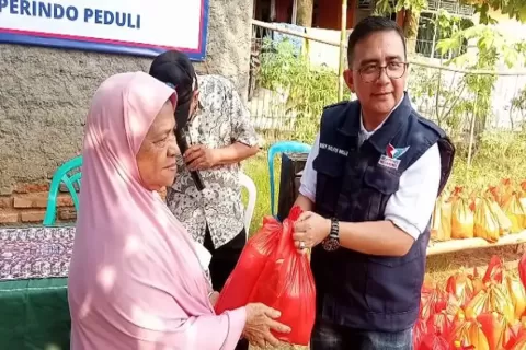 Warga Cibarusah Bekasi Antusias Mendapatkan Paket Sembako Partai Perindo 