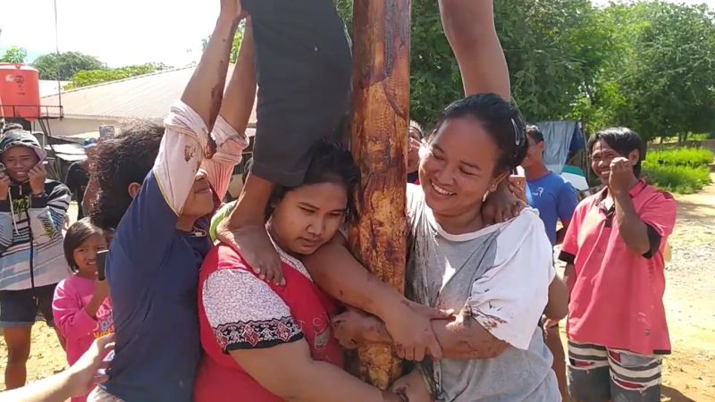 Serunya Lomba Panjat Pinang untuk Ibu-Ibu Digelar Partai Perindo Palu