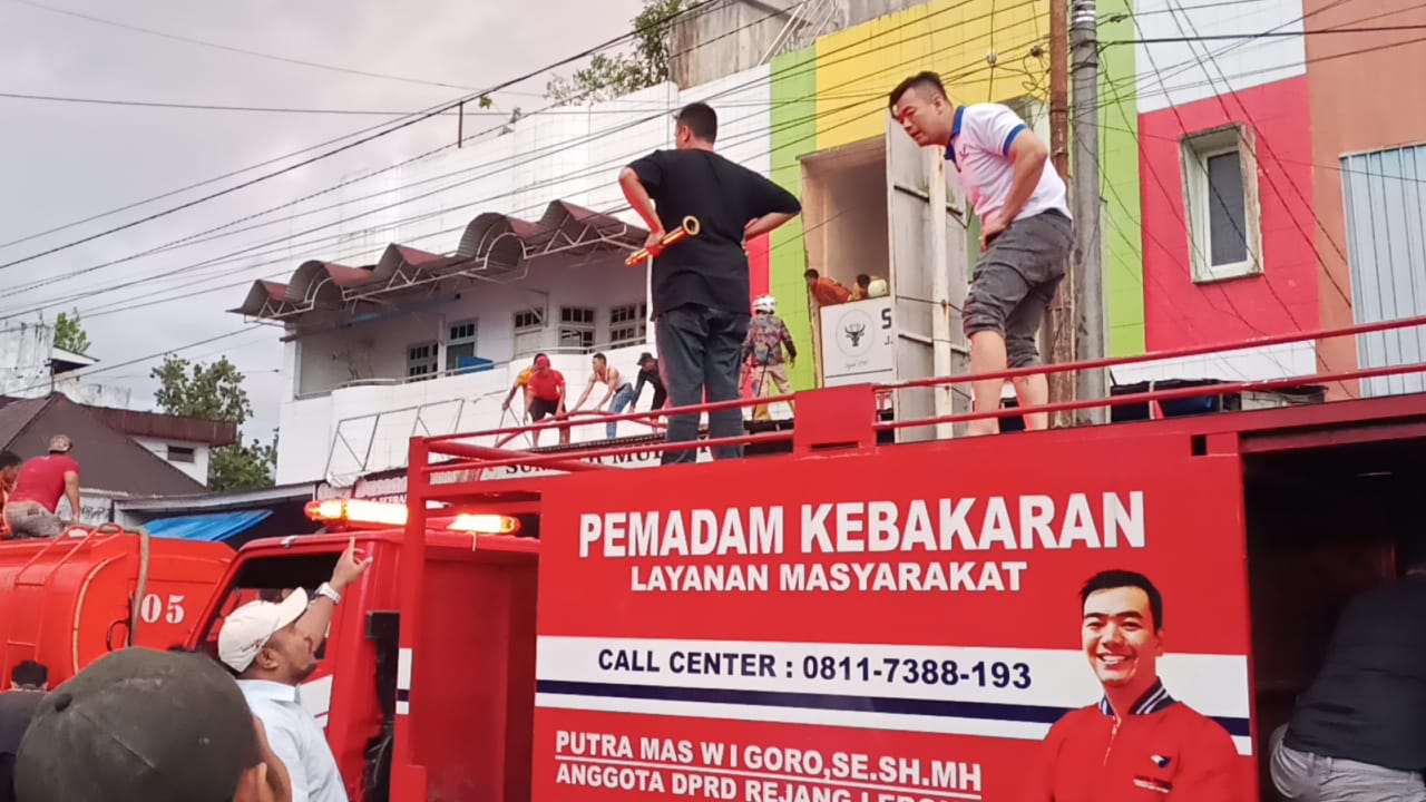 Ruko di Pasar Atas Terbakar, Legislator Partai Perindo Rejang Lebong Terjunkan Mobil Damkar Miliknya