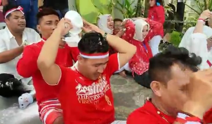 Girangnya Peserta Lomba Tangkap Ayam Peringati HUT ke-77 RI Digelar Partai Perindo Sumsel