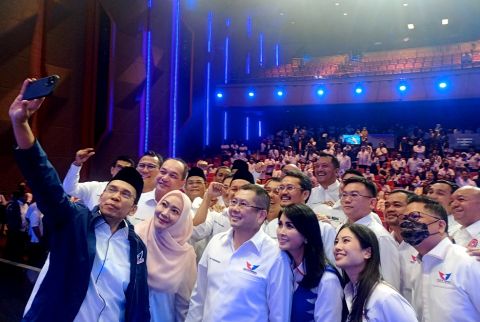 Seusai Pelantikan, HT dan TGB Foto Bersama Kader Partai Perindo