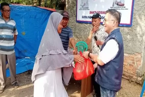 Warga Cibarusah Bekasi Terharu ketika Terima Bansos Partai Perindo