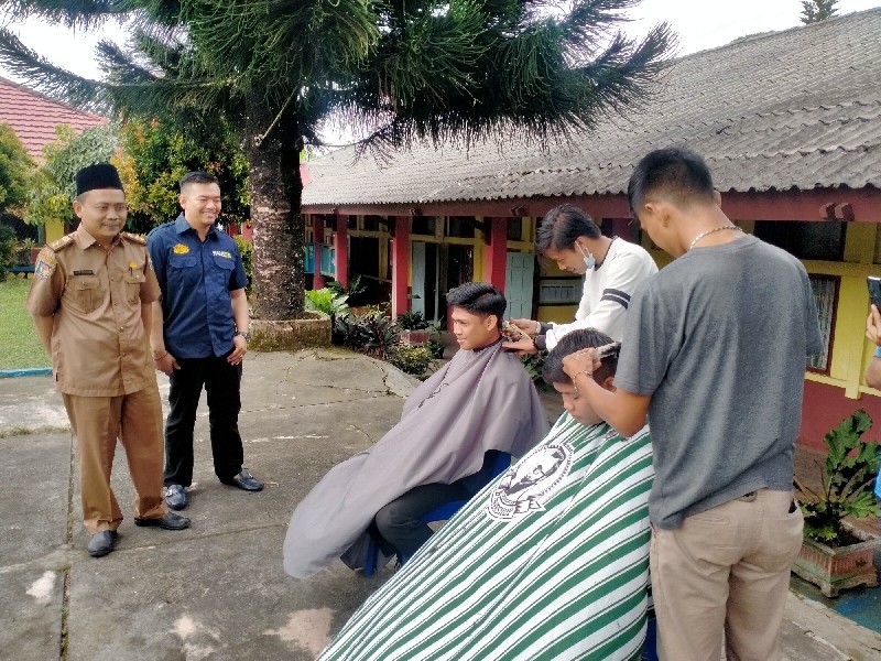 Legislator Partai Perindo Rejang Lebong Cukur Rambut Gratis Siswa SMK
