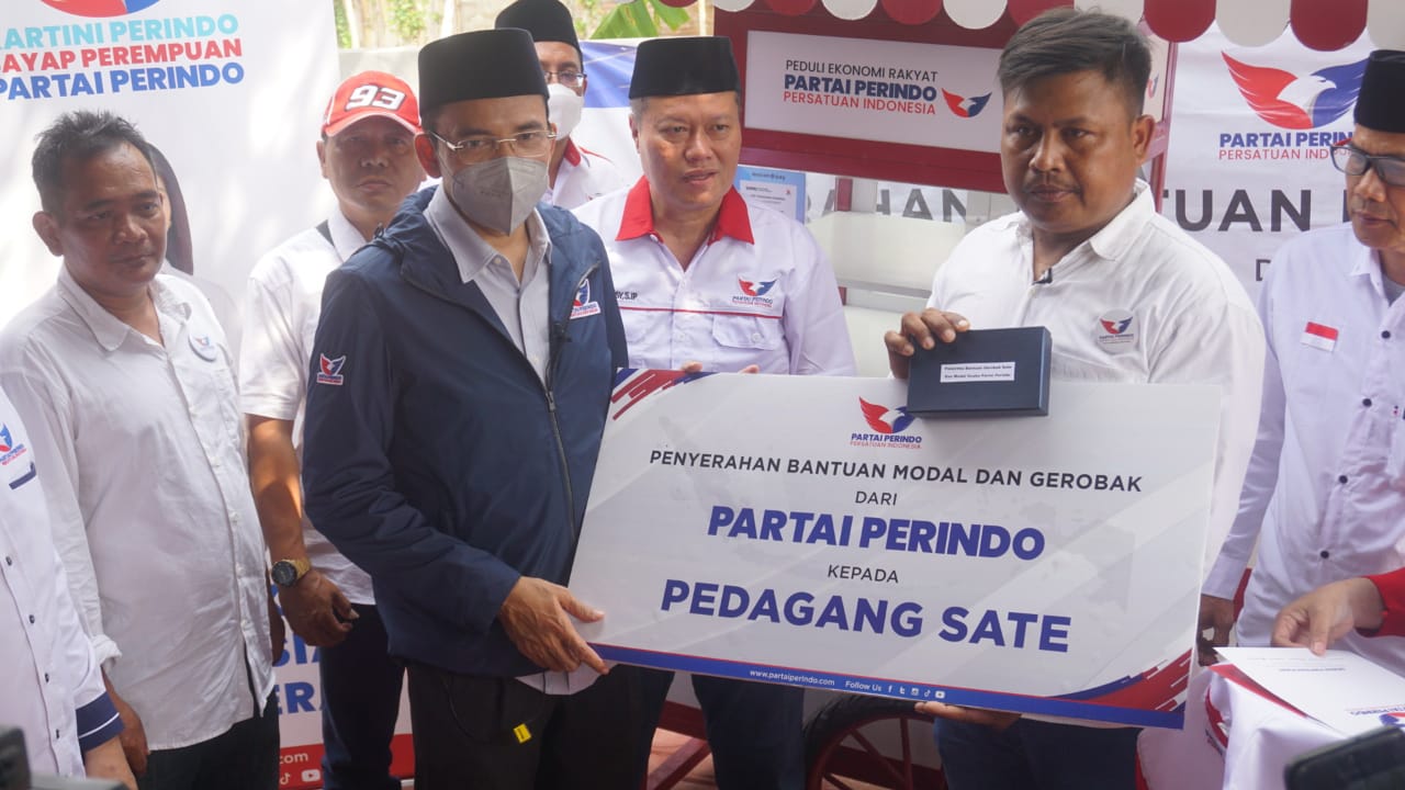 TGB Serahkan Gerobak Perindo di Tulungagung, Pedagang di Pantai Popoh Gembira
