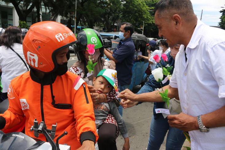 RPA Perindo Meriahkan Peringatan Hari Sumpah Pemuda dengan Bagikan 1.000 Bunga 