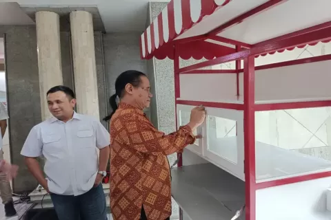Dapat Bantuan Gerobak dan Modal Usaha, Pedagang: Semoga Partai Perindo Sukses Pemilu 2024