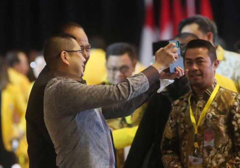 Hadiri HUT ke-58 Partai Golkar, Hary Tanoesoedibjo Swafoto dengan Surya Paloh