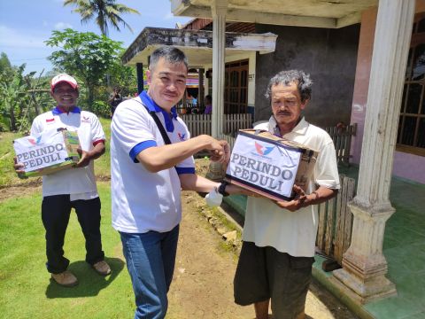 Ketua DPP Partai Perindo Distribusikan Paket Bantuan ke Korban Banjir Malang Selatan
