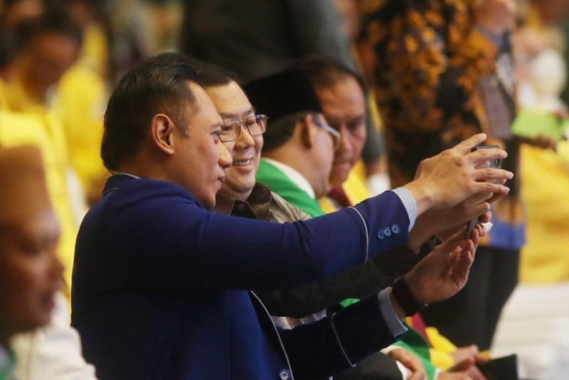 Momen Hary Tanoesoedibjo Swafoto dengan AHY di HUT ke-58 Partai Golkar