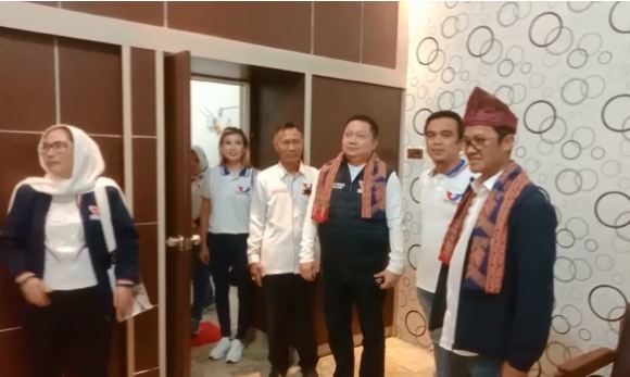 Tinjau Markas Partai Perindo Kota Jambi, Sekjen Diberi Lacak dan Dikalungi Selendang Batik