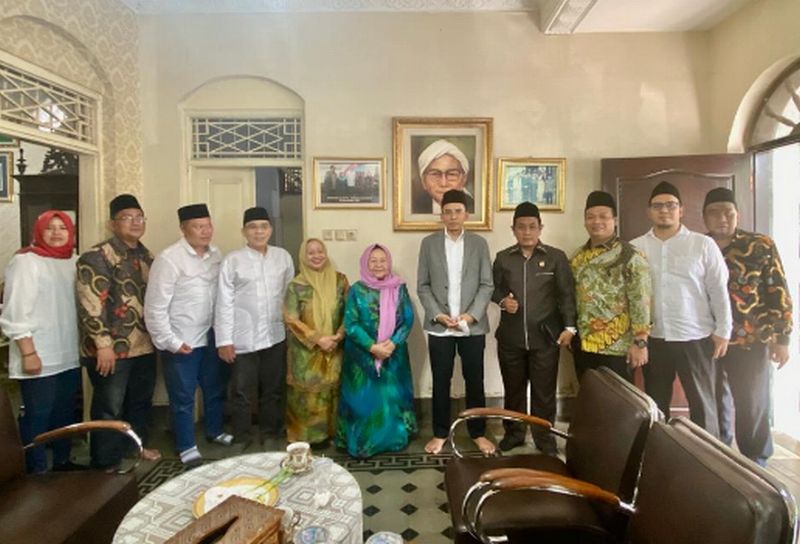 Silaturahmi ke Ponpes Bahrul Ulum Tambak Beras, TGB Disambut Hangat Putri Pendiri NU