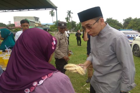 TGB Beli Makanan dan Minuman Pedagang 