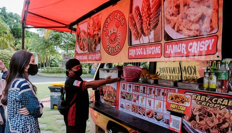 Dukung Pelaku Kuliner Bali, Wamenparekraf Angela Tanoesoedibjo Cicipi Sajian Food Truck di BICC  