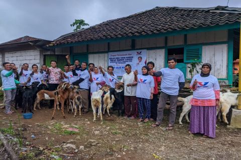 Anggota DPRD Wonosobo dari Partai Perindo Serahkan Bibit Kambing kepada Peternak di Watumalang