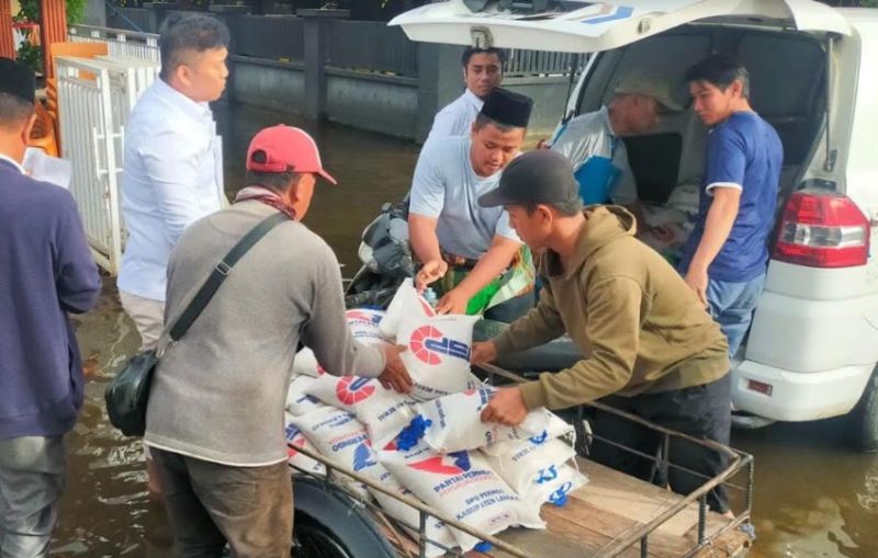 Banjir Rendam Tanjung Pura dan Besitang, Partai Perindo Langkat Beri Bantuan Beras