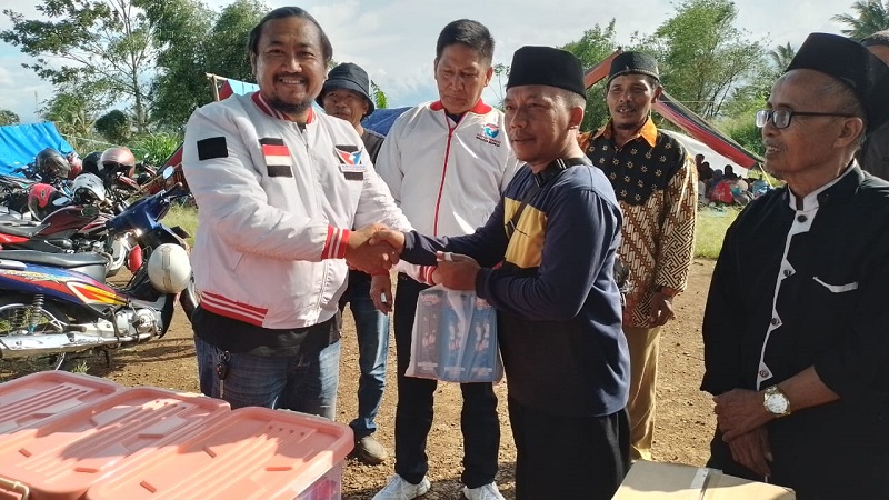 Belum Tersentuh Bantuan, Partai Perindo Cianjur Berikan Sembako ke Pengungsi Gempa di Kampung Kopeng