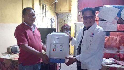 Bukti Peduli Pedagang Kecil, Partai Perindo Bagikan Dispenser ke Warung Makan di Minahasa