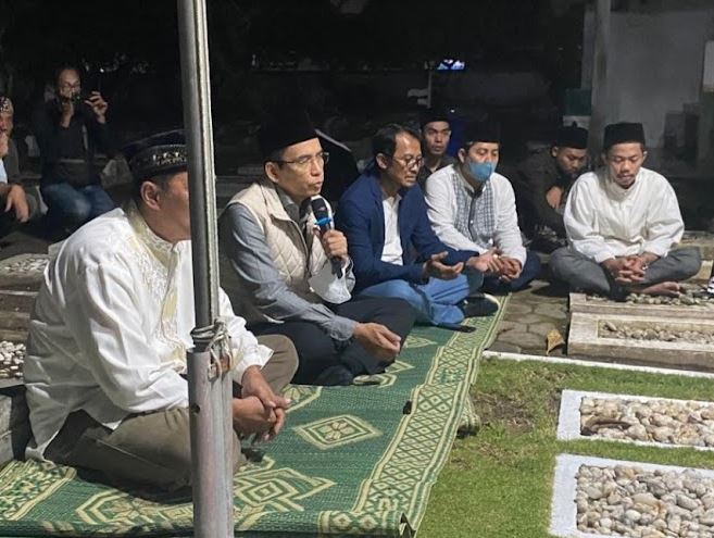 Jelang Muktamar Muhammadiyah ke-48, TGB  dan Sekjen Partai Perindo Ziarah ke Makam KH Ahmad Dahlan