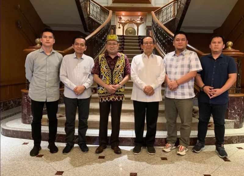 Kenakan Baju Adat Dayak, HT Silaturahmi dengan Marthin Billa dan Zainal Arifin