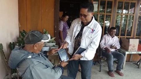 Selain Bagi-bagi Dispenser, Partai Perindo Juga Sumbang Alkitab untuk Para Lansia di Langowan
