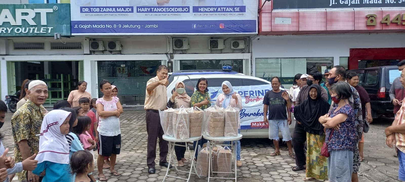 Giat Jumat Barokah Partai Perindo Jambi, Puluhan Nasi Kotak Ludes Diserbu Warga
