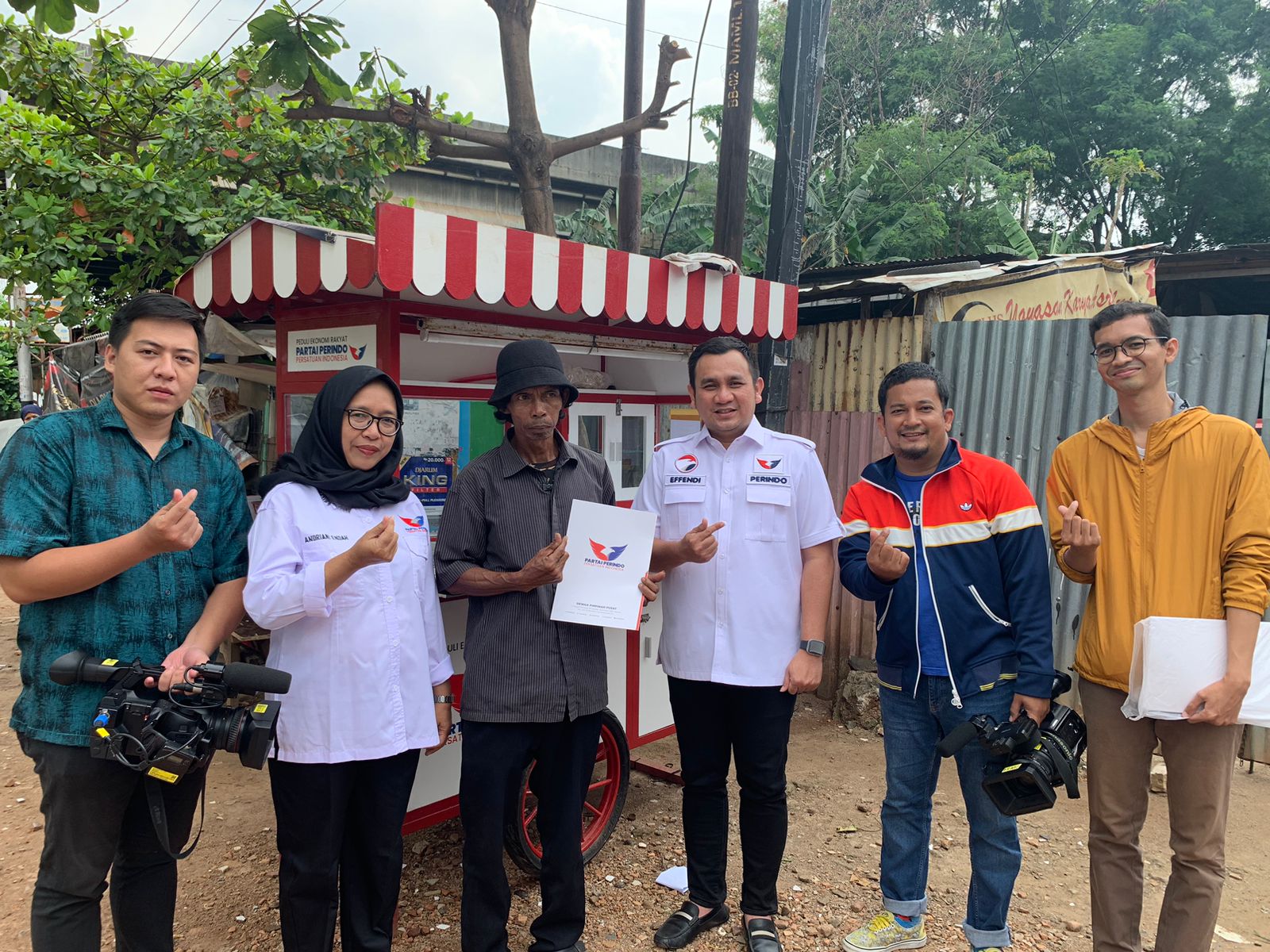 Effendi Syahputra Sambangi Solikhin Pedagang Mi Ayam Gerobak Perindo di Pesanggrahan 