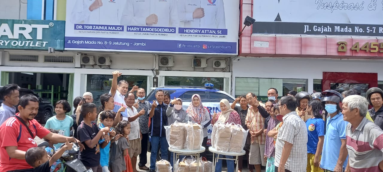 Bagikan Puluhan Nasi Kotak Jelang Penutupan Akhir Tahun, Partai Perindo Jambi: Insya Allah Barokah