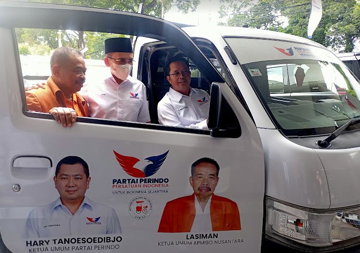Bagikan Mobil Penggiling Daging, TGB Harap Maksimalkan Pendapatan Pedagang 