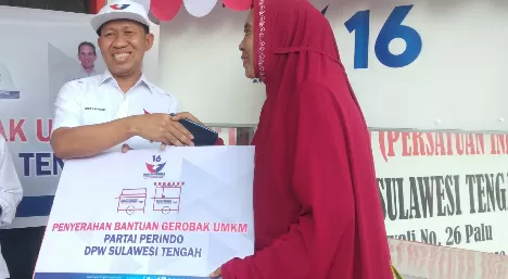 Bagikan Gerobak dan Modal Usaha, Partai Perindo Sulteng Sebut UMKM Mampu Ciptakan Lapangan Kerja