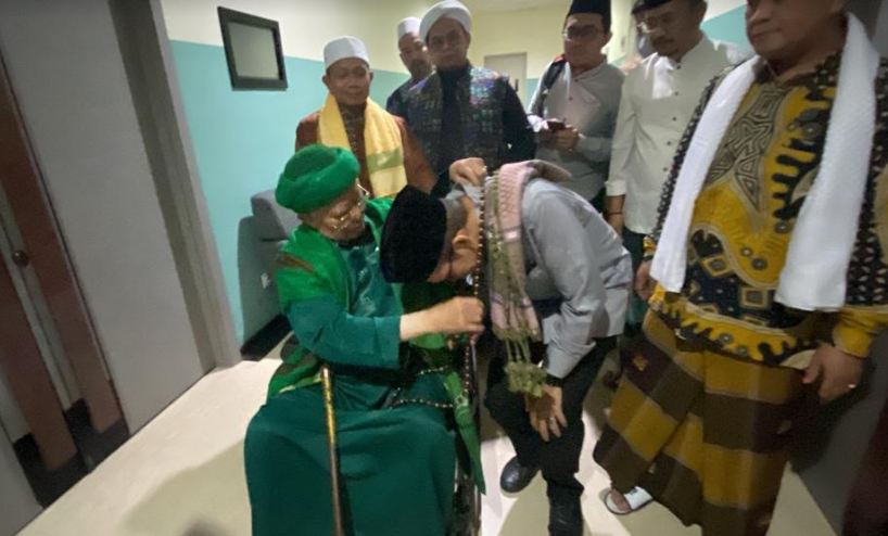 Bertemu Abah Aos, TGB Zainul Majdi Dikalungkan Tasbih