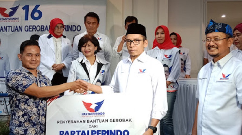 Senangnya Pedagang Kupat Tahu Gerobak Perindo:    Semoga Semakin Maju, Banyak Penghasilan