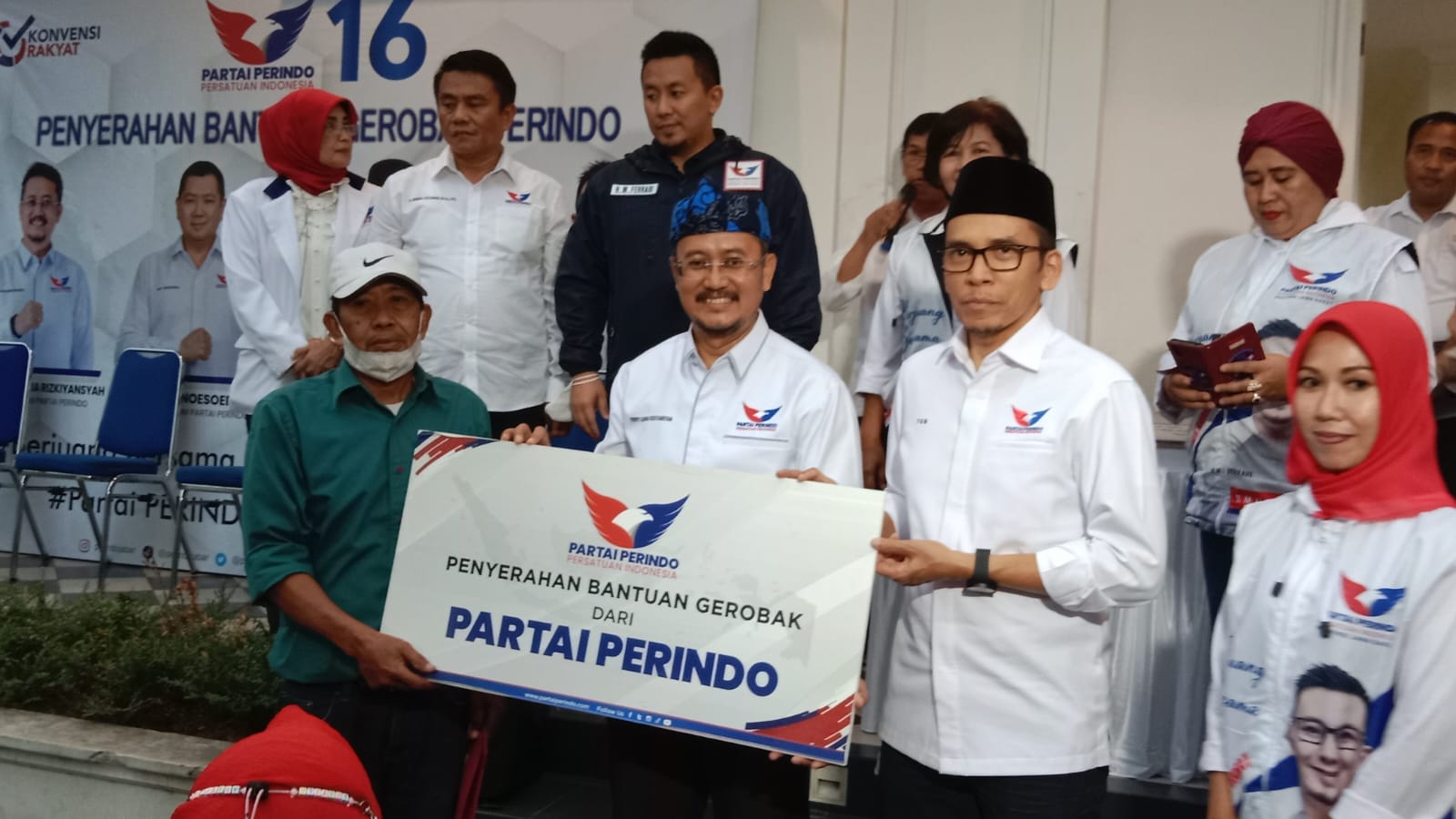 Dapat Gerobak Gratis, Pedagang Bakso: Terima Kasih Pak Hary Tanoesoedibjo
