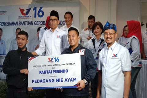 Dapat Gerobak Perindo, Pedagang Batagor Ini Bersyukur Bisa Jualan Keliling Lagi  