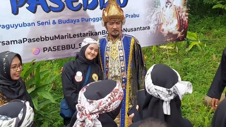 Hadiri Peringatan Hari Jadi Padepokan Padjadjaran, Warga Berebut Foto dengan Ananda George