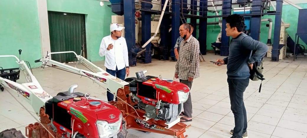 Tingkatkan Hasil Panen, Politisi Partai Perindo Kayong Utara Bagikan Traktor ke Petani
