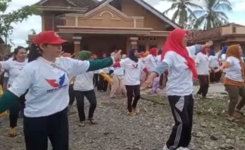 Kartini Perindo Tanggamus Gelar Senam Massal dan Berbagi Bingkisan 
