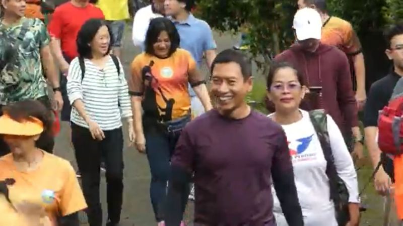 Ketua DPW Partai Perindo Jateng Ajak Ratusan Warga Jalan-Jalan Naik Gunung