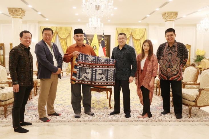 Hary Tanoesoedibjo Sambangi Politisi Malaysia Tun Mohd Ali Rustam di Istana Melaka 