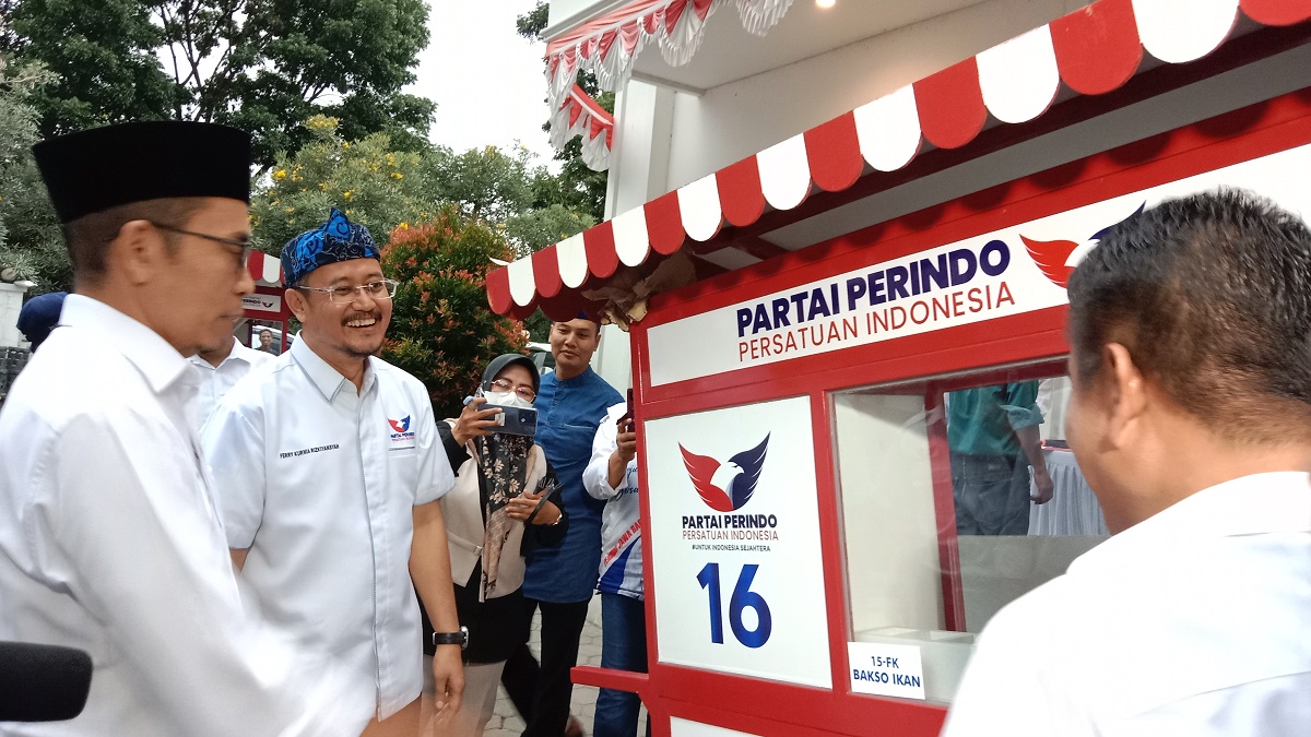Partai Perindo Bagikan Gerobak, Ferry Kurnia: Langkah Nyata Bantu Masyarakat